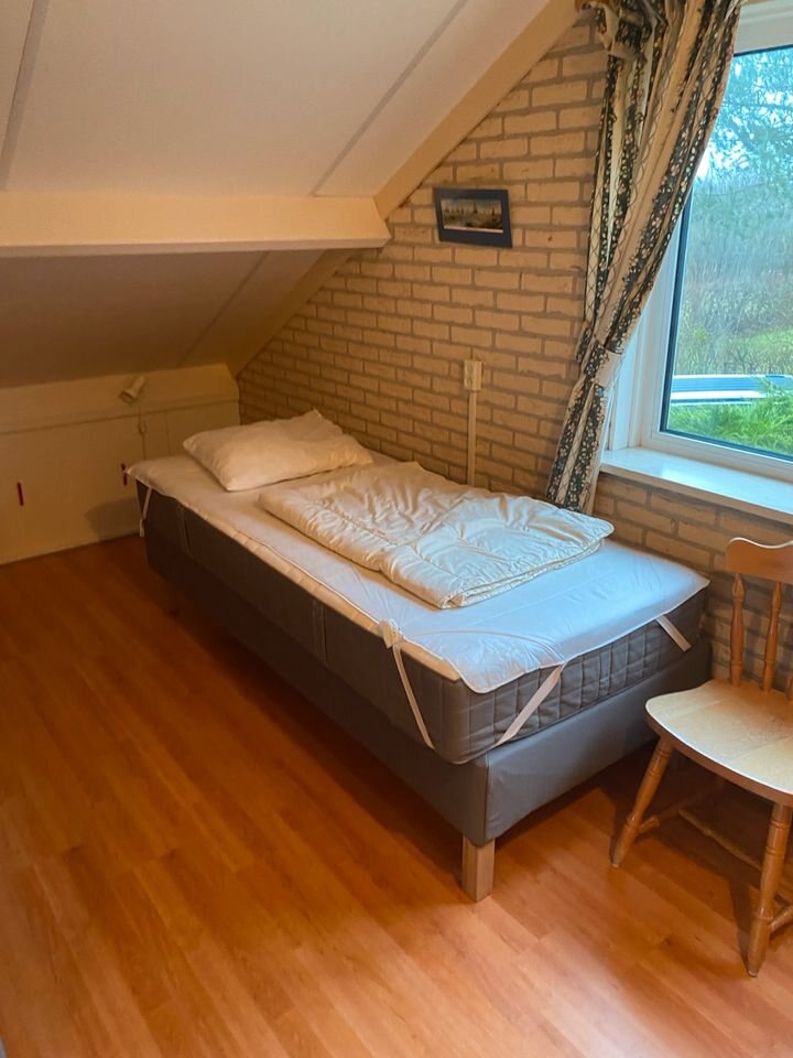 Einzelbett am Fenster mit Blick ins Grüne